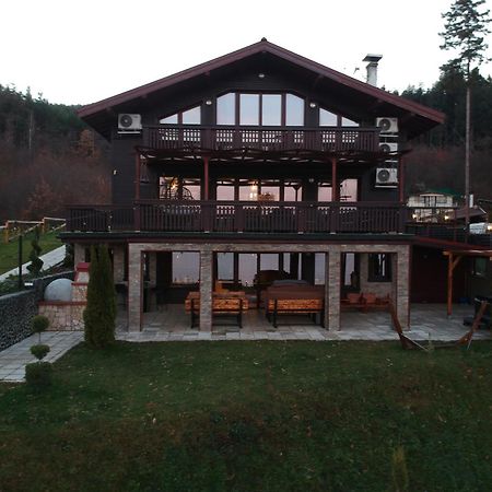 Villa Iskar Lake Residence By Bookvillabg Shtarkelovo Gnezdo Exteriör bild
