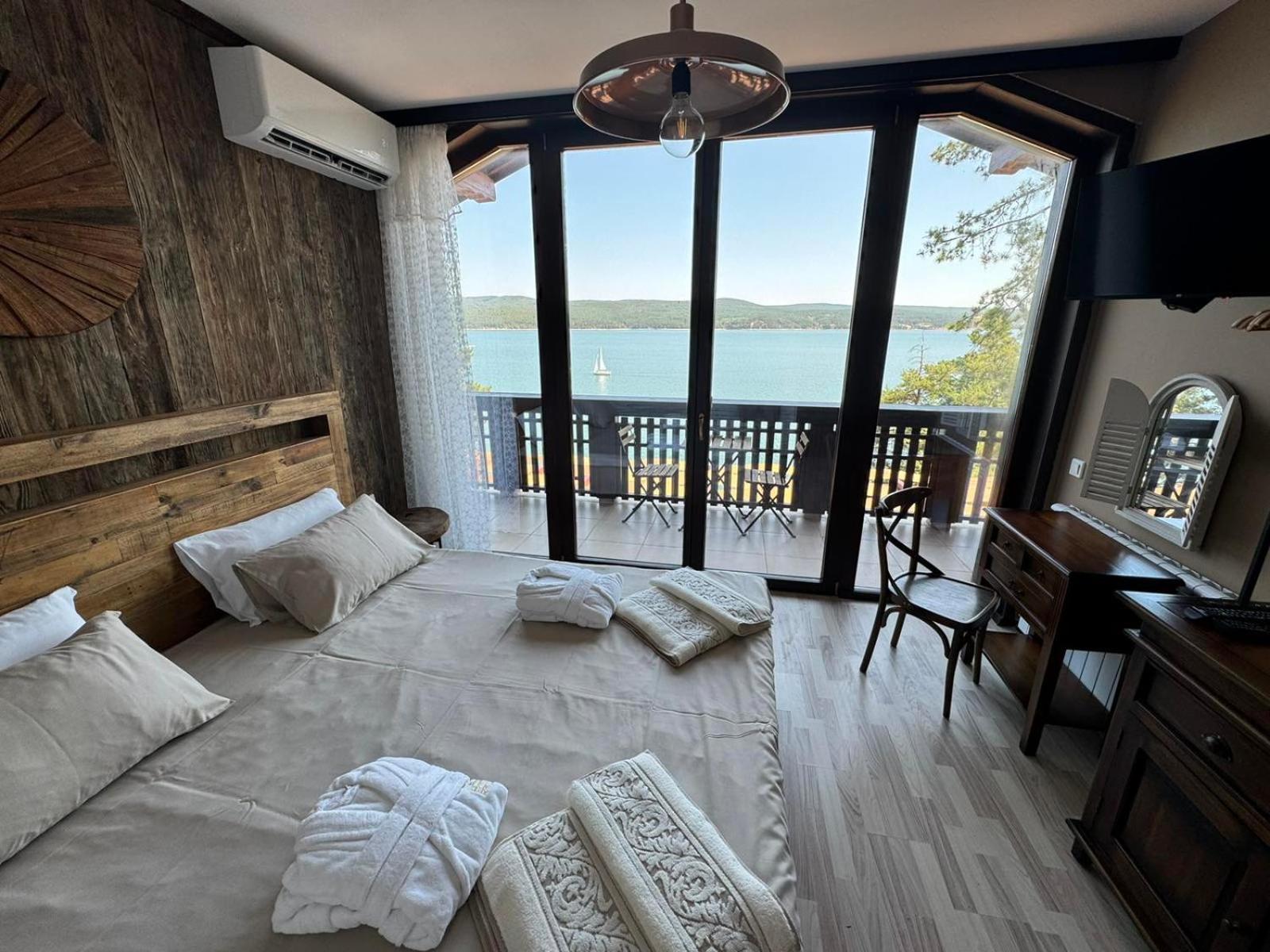 Villa Iskar Lake Residence By Bookvillabg Shtarkelovo Gnezdo Exteriör bild