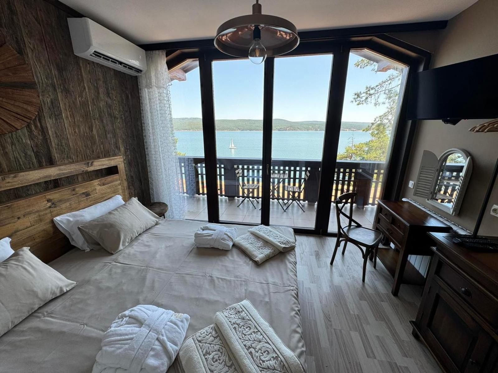 Villa Iskar Lake Residence By Bookvillabg Shtarkelovo Gnezdo Exteriör bild