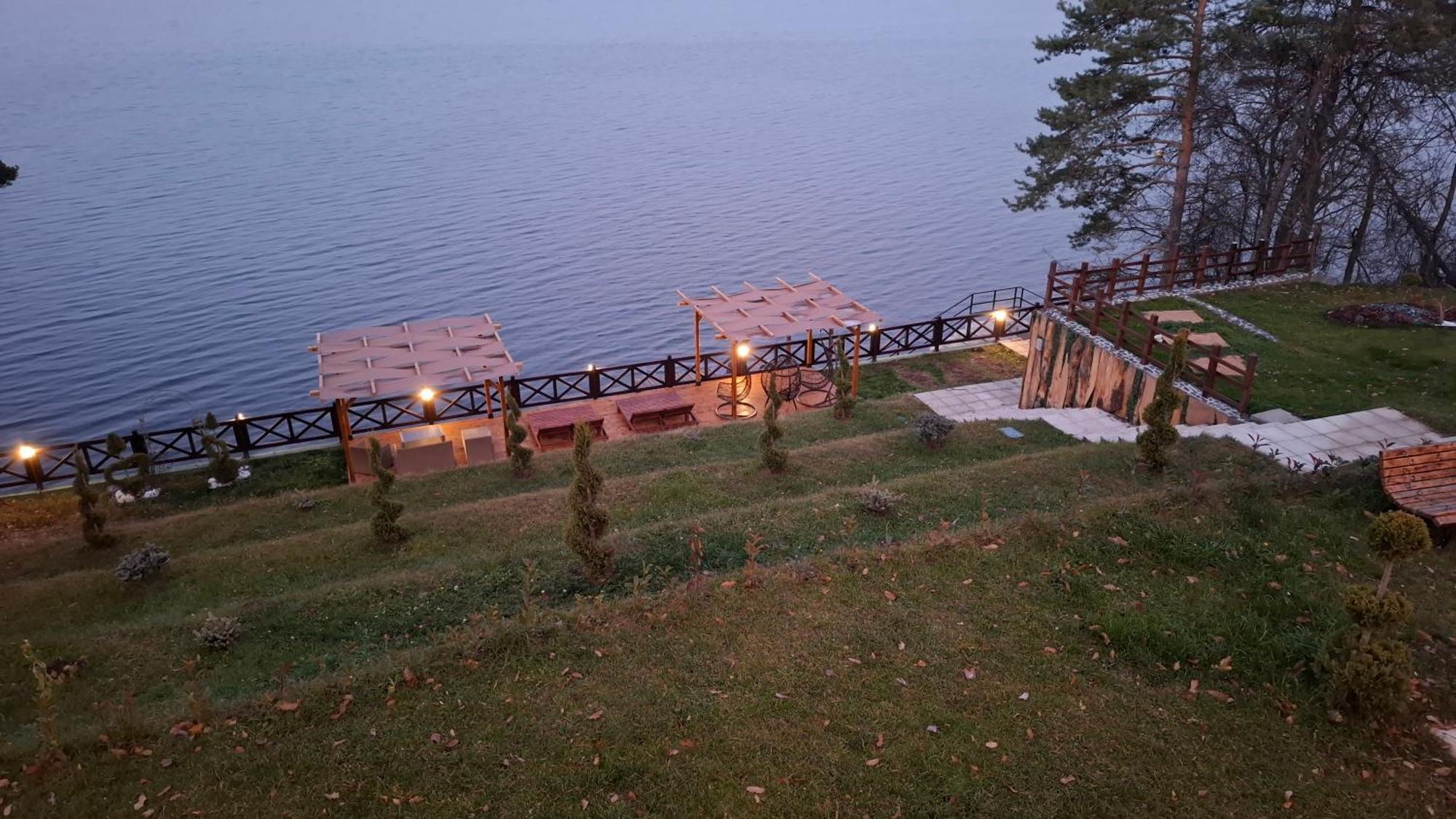 Villa Iskar Lake Residence By Bookvillabg Shtarkelovo Gnezdo Exteriör bild
