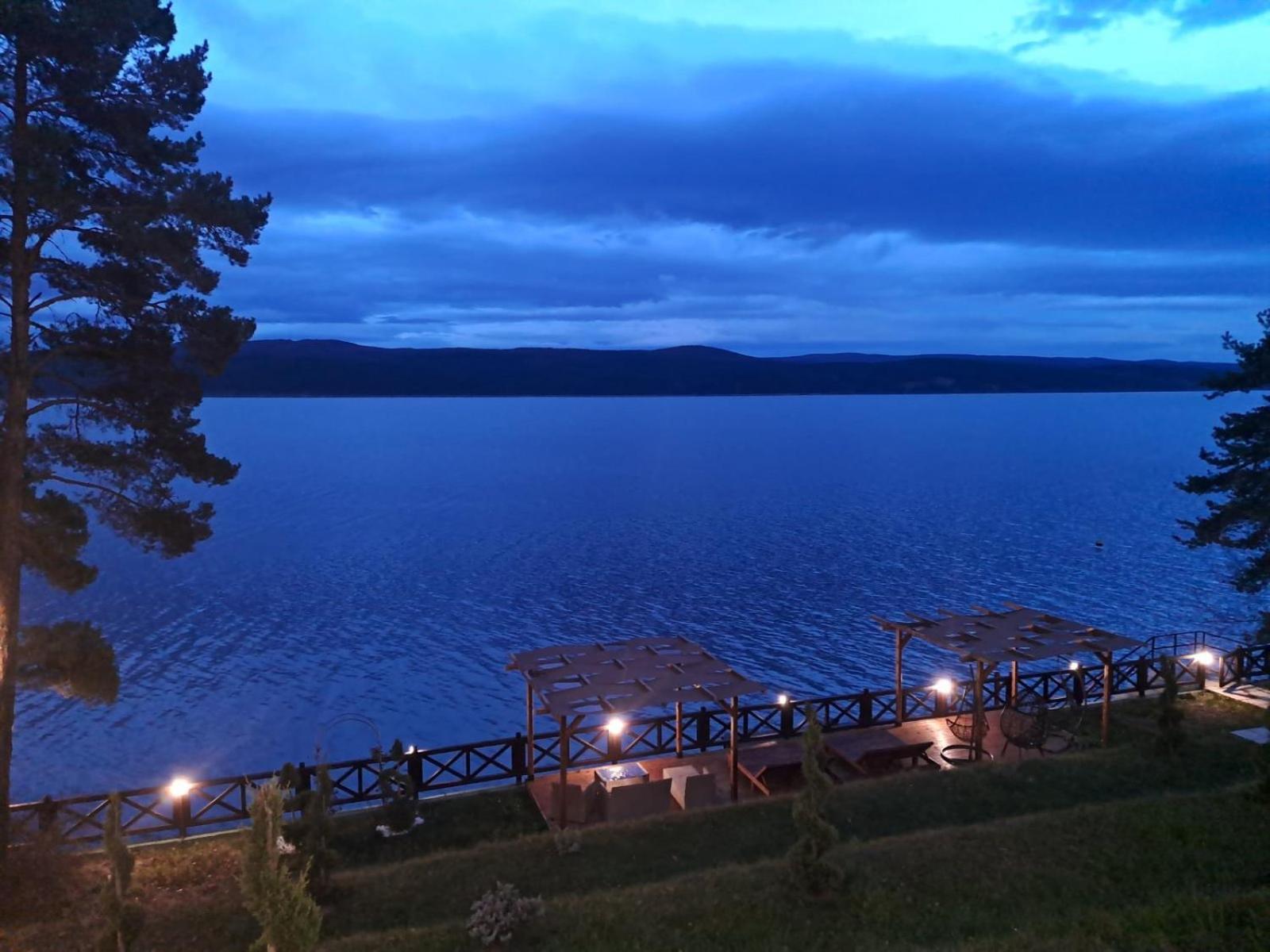 Villa Iskar Lake Residence By Bookvillabg Shtarkelovo Gnezdo Exteriör bild