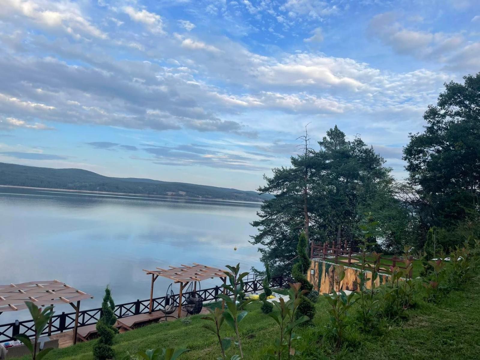 Villa Iskar Lake Residence By Bookvillabg Shtarkelovo Gnezdo Exteriör bild